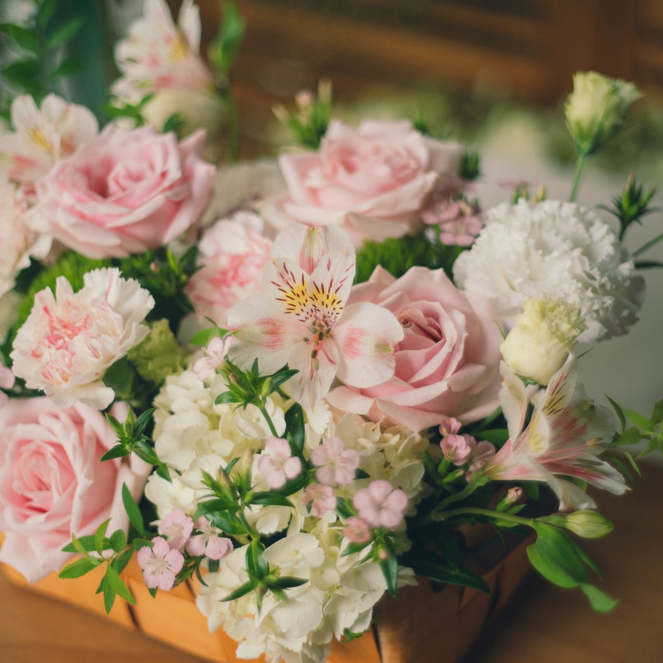 西式編籃盆花-柔光粉白